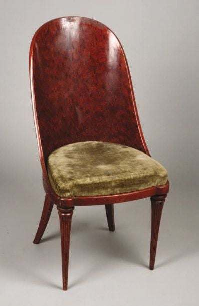 Chaise à dossier gondole en bois vernissé façon acajou piètement avant à jambe fuselée et cannelée Hau