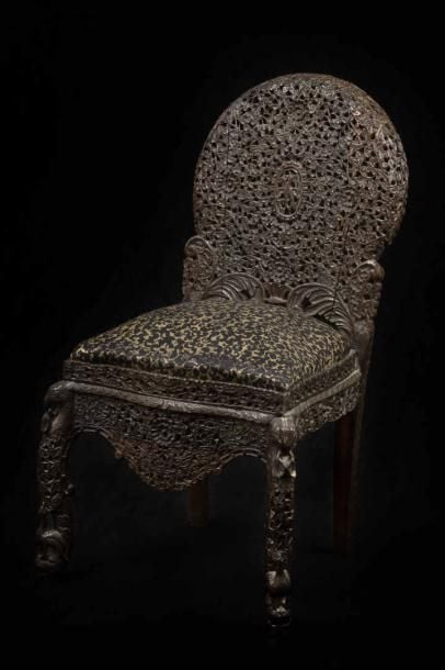 CHAISE D'APPOINT INDO-ANGLAISE EN BOIS AJOURE Inde, Présidence de Bombay, Travail indo-anglais inspiré du style victorien du dernier quart du XIXe siècle Elle repose sur deux pieds antérieurs aux éléphants, aux paons et aux trytons et sur deux pieds postérieurs sabre
