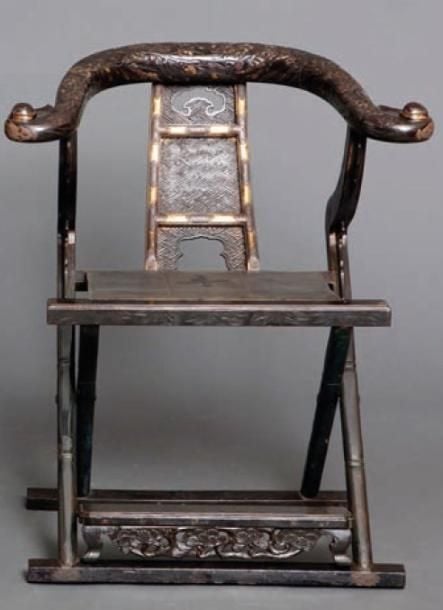 Chaise de religieux pliante laquée noire avec accoudoirs sculpté