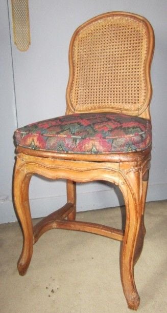 Chaise en noyer mouluré, assise et dossier canné; piétement entretoisé (accidents