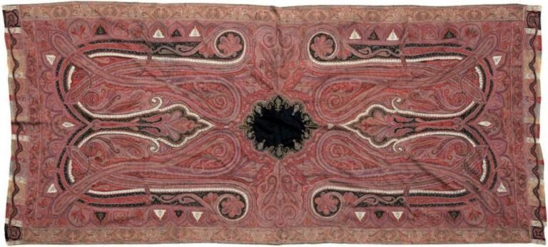 Châle Textile Ce grand châle du Cachemire jamawar est décoré de deux botehs et d'entrelacs autour d'un médaillon noir au centr