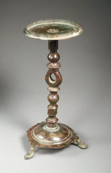 CHANDELIER Porte-lampe en bronze, à base tripode, fût à bulbes et arçon ajouré et coupelle discoïde à bord dentelé percé de trou