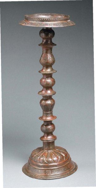 CHANDELIER Porte-lampe quadripartite en bronze incrusté d'argent, composé d'une base en coupole formant une rosace cannelée, d'un fût bipartite à bulbes superposés sur cinq niveaux et d'une coupelle à rebord perlé ajour