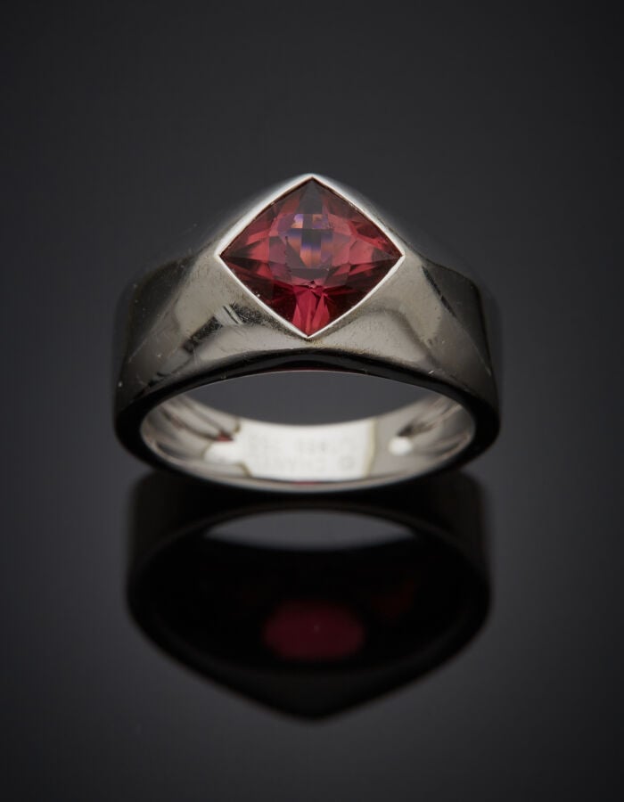 CHANEL - BAGUE "facettée" en or gris (750‰) serti d'une tourmaline rose losangi…