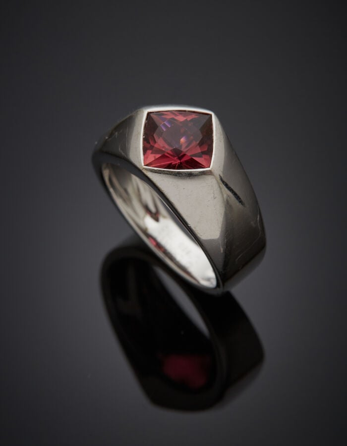 CHANEL - BAGUE "facettée" en or gris (750‰) serti d'une tourmaline rose losangi…