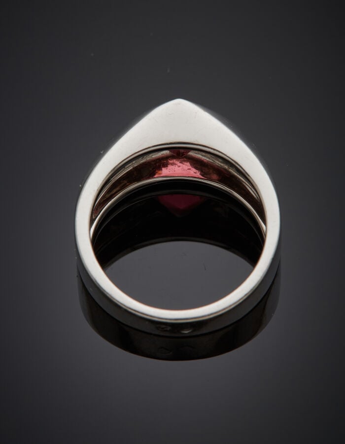 CHANEL - BAGUE "facettée" en or gris (750‰) serti d'une tourmaline rose losangi…