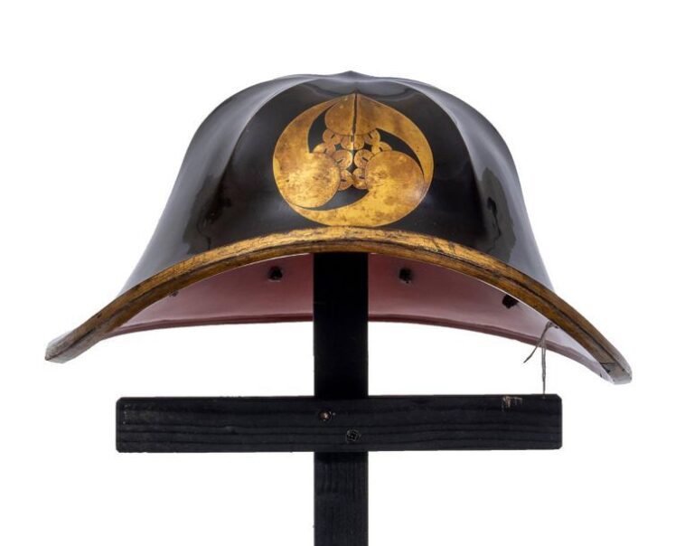 Chapeau de cavalier (bato jingasa), l'extérieur laqué noir et décoré d'un emblème en forme de virgule (hidari mitsuchojidomoe mon