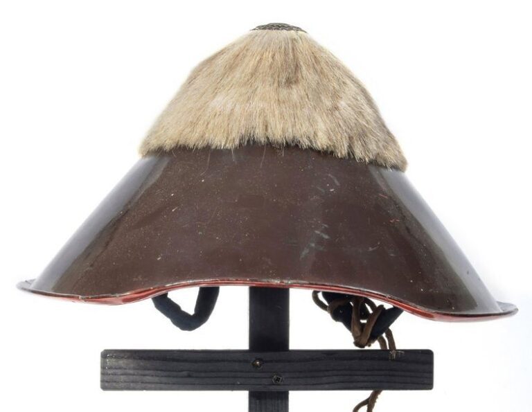 Chapeau de samouraï conique en tôle de fer (jingasa), à l'extérieur laqué noir et son dessus recouvert de cheveux décolorés, à l'intérieur laqué roug