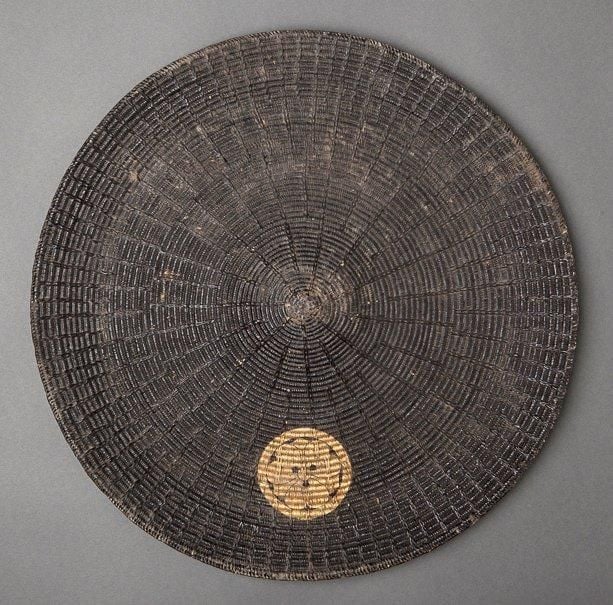 Chapeau de samouraï en vannerie de couleur noire et de forme plate (ichimonji jingasa