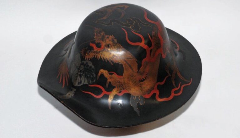 Chapeau de samouraï laqué bajo jingasa pour monter à cheval avec un décor makie design de dragon dans les nuages et un emblème mo