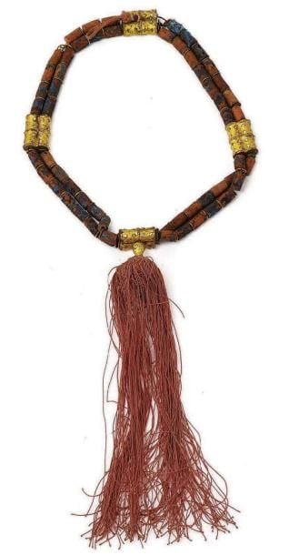 Chapelet comprenant 56 perles cylindriques en céramique, sur quatre séries de deux rangs alernant avec des groupes de quatre perles accolées et dorée