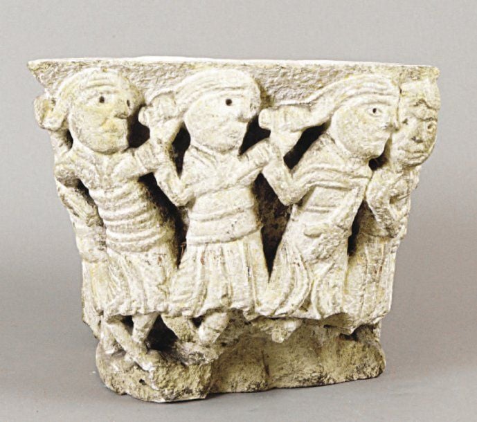 Chapiteau d'applique en calcaire profondément sculpté avec restes de chaux et traces de polychromi