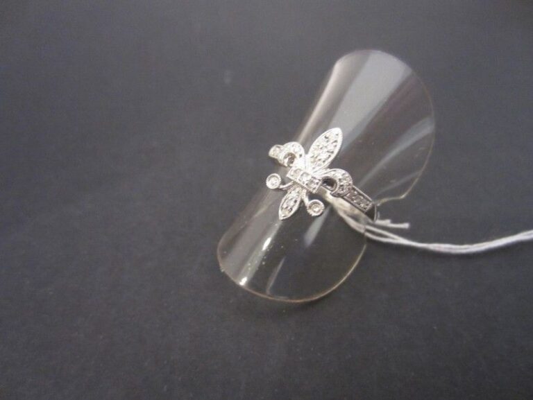 Charmant BAGUE «fleur de lys» en or gris (750 millièmes) partiellement serti de diamants taille brillant