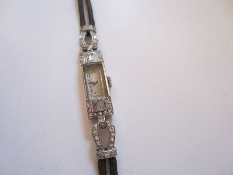 Charmant BRACELET MONTRE de dame rectangulaire en or platine finement cisel