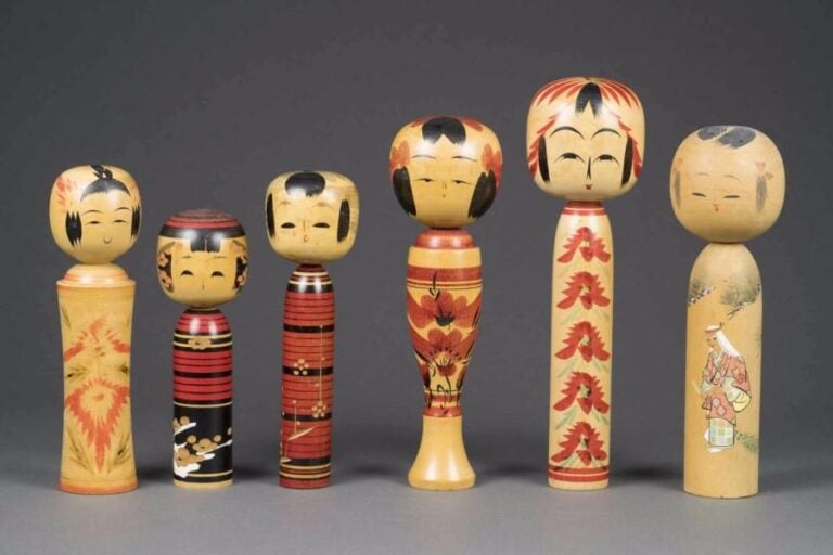 CHARMANT LOT DE SIX POUPEES EN BOIS POLYCHROME, KOKESHI Japon, Epoque XXe siècle, Période Showa Aux tailles variée