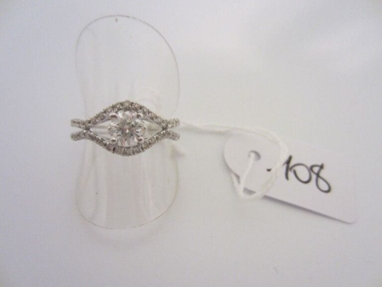 Charmante BAGUE en or gris (750 millièmes) ajouré serti diamant taille brillant souligné de diamant
