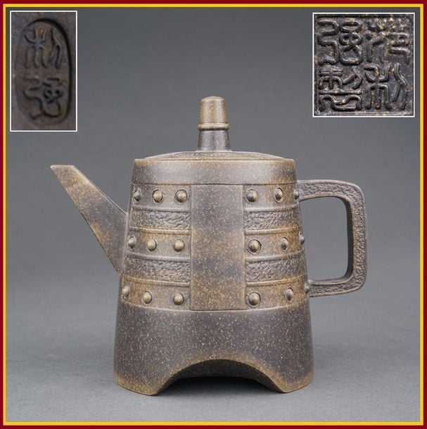 CHARMANTE THEIERE EN FORME DE CLOCHE ARCHAIQUE / BIAN ZHONG EN GRES / TERRE-CUITE, YIXING ZISHA