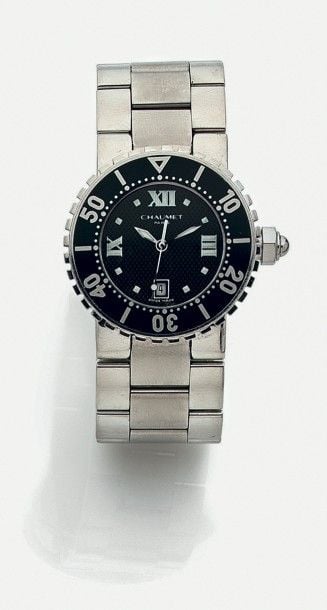 . CHAUMET BRACELET MONTRE de dame ronde en acier, modèle « Class One ». Lunette noire graduée tournante unidirectionnelle. Cadran noir, guichet dateur à six heures, chiffres romains. Bracelet acier. Mouvement à quartz. Diamètre : 33 mm. Signée CHAUMET, Paris et numérotée.