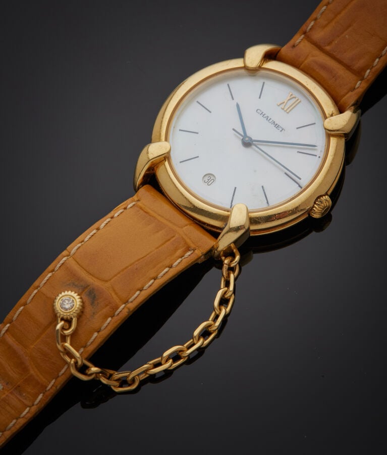 CHAUMET - BRACELET MONTRE ronde en or jaune (750‰). Attaches "gouttes", cadran…