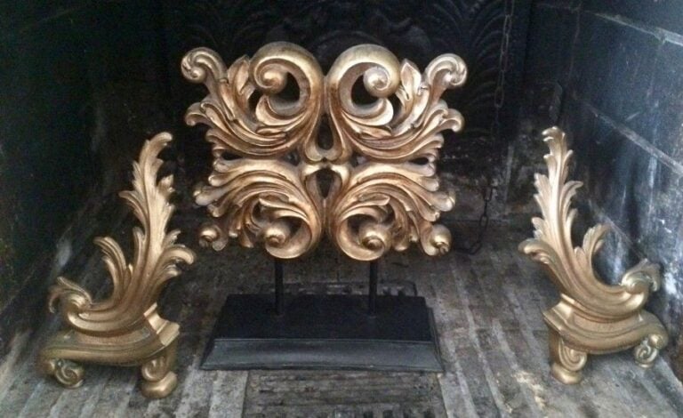 Chenets et décoration dorés de style rocaill