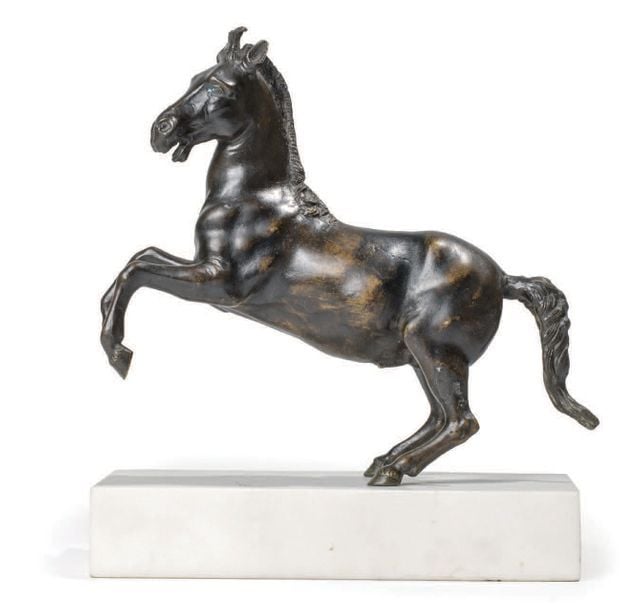 CHEVAL CABRÉ Bronze à patine brune, sur un socle en marbre blan