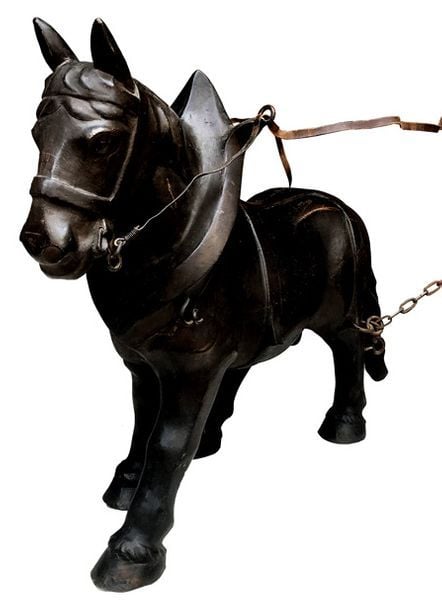 Cheval de labour avec ses traits et ses guides Bronze (assemblage de plusieurs pièces mobiles)