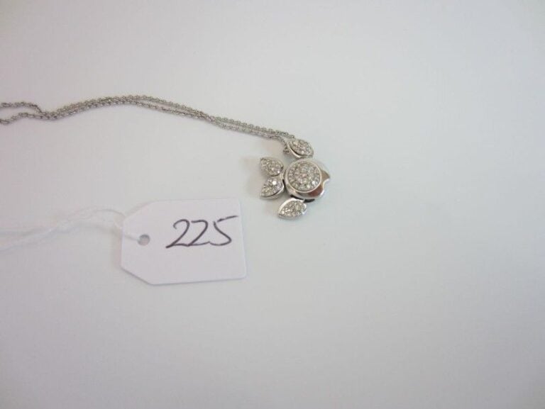 CHIMENTO COLLIER en or gris (750 millièmes) composé d?une chaînette retenant un PENDENTIF «poisson» articulé partiellement pavé de diamant