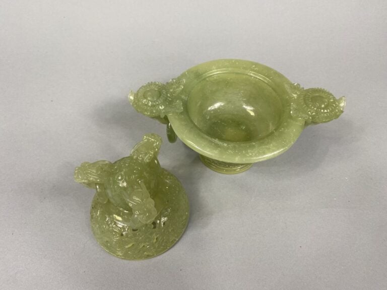 Chine - Brûle-parfum en serpentine sculptée à ajouré décor de masques et rincea…