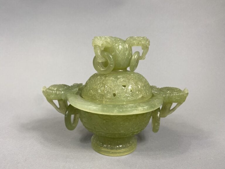 Chine - Brûle-parfum en serpentine sculptée à ajouré décor de masques et rincea…