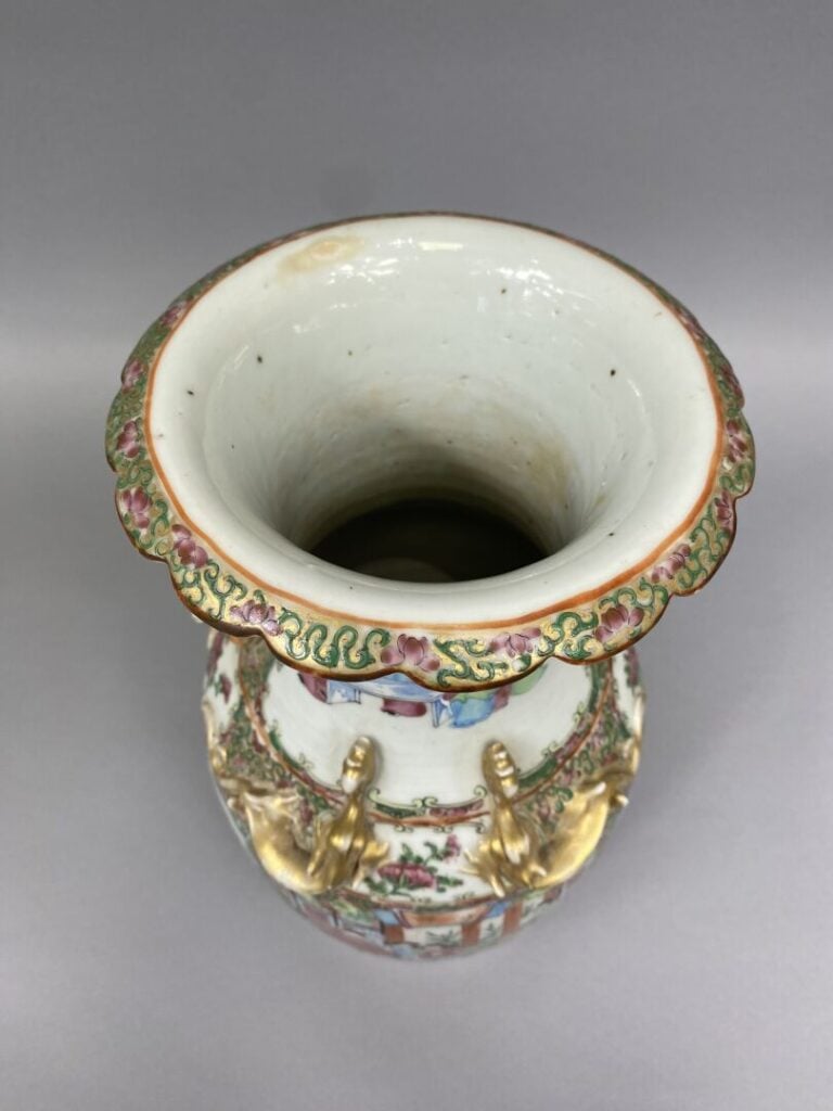 Chine, Canton - Vase balustre en porcelaine émaillée polychrome dans le gout de…
