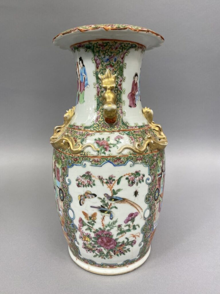 Chine, Canton - Vase balustre en porcelaine émaillée polychrome dans le gout de…