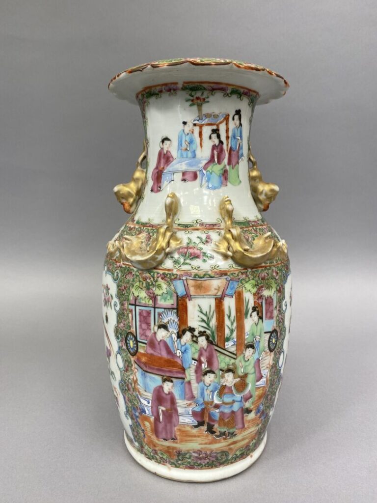 Chine, Canton - Vase balustre en porcelaine émaillée polychrome dans le gout de…