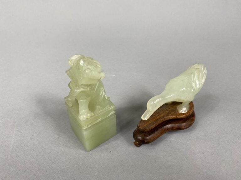 Chine, dans le goût - Deux sujets sculptés en serpentine ou bowenite, un sceau…