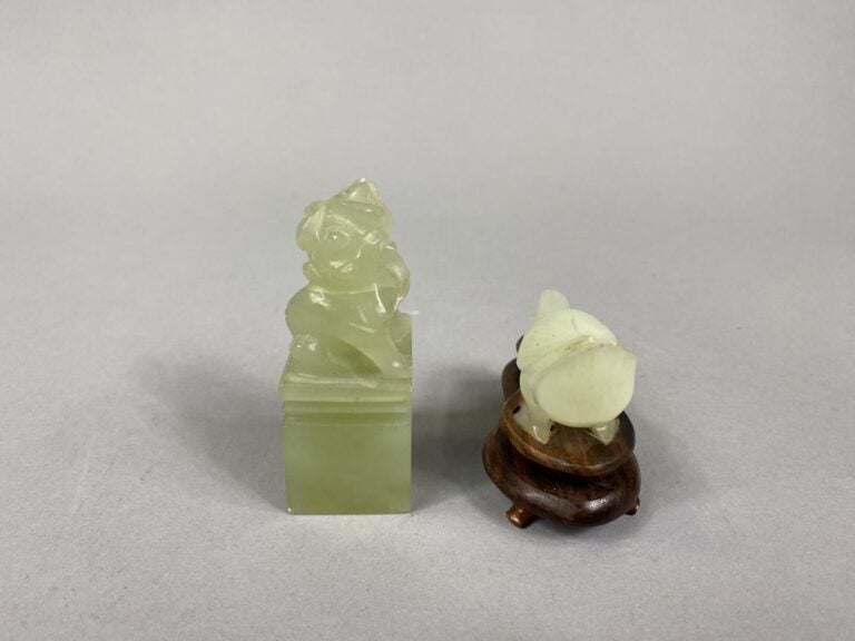 Chine, dans le goût - Deux sujets sculptés en serpentine ou bowenite, un sceau…