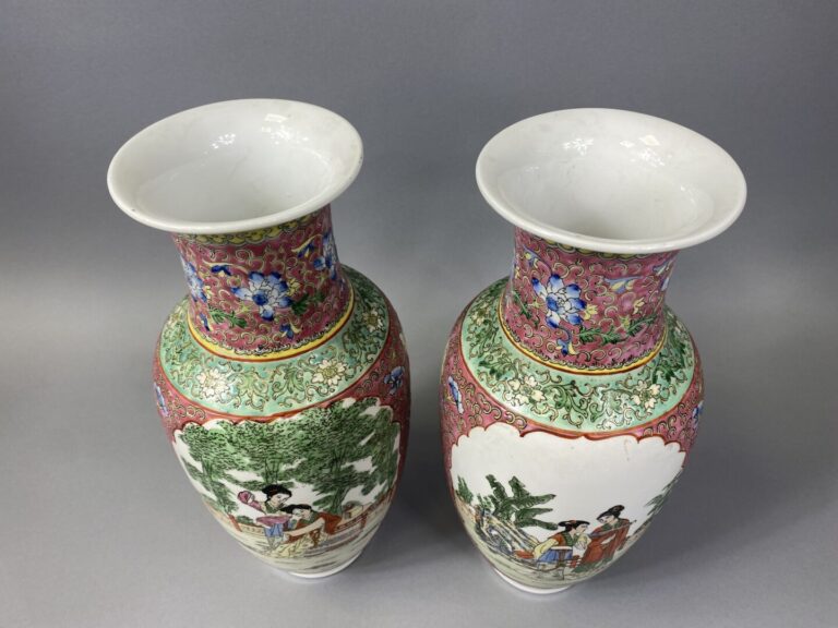 Chine, dans le goût - Paire de vases balustres en porcelaine émaillée à décor d…