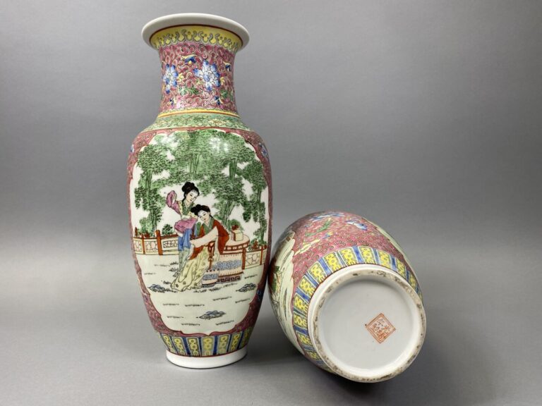 Chine, dans le goût - Paire de vases balustres en porcelaine émaillée à décor d…