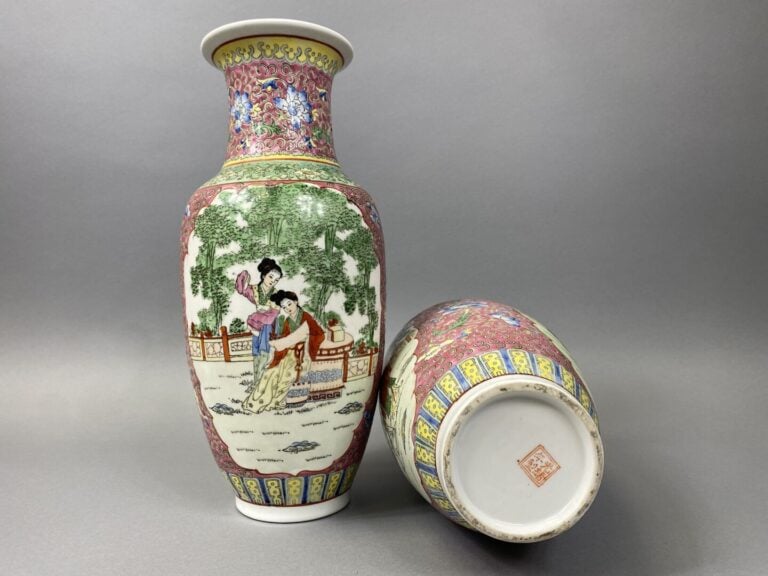Chine, dans le goût - Paire de vases balustres en porcelaine émaillée à décor d…