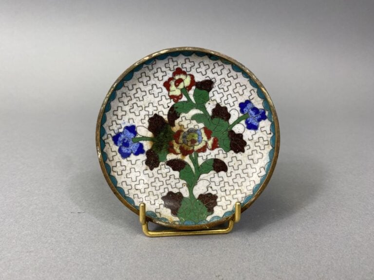 Chine - Ensemble de trois coupelles en émaux cloisonnés à décor de branchages f…