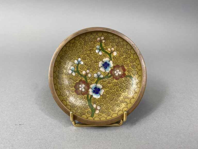 Chine - Ensemble de trois coupelles en émaux cloisonnés à décor de branchages f…