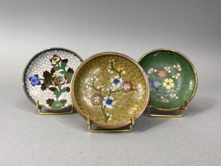 Chine - Ensemble de trois coupelles en émaux cloisonnés à décor de branchages f…
