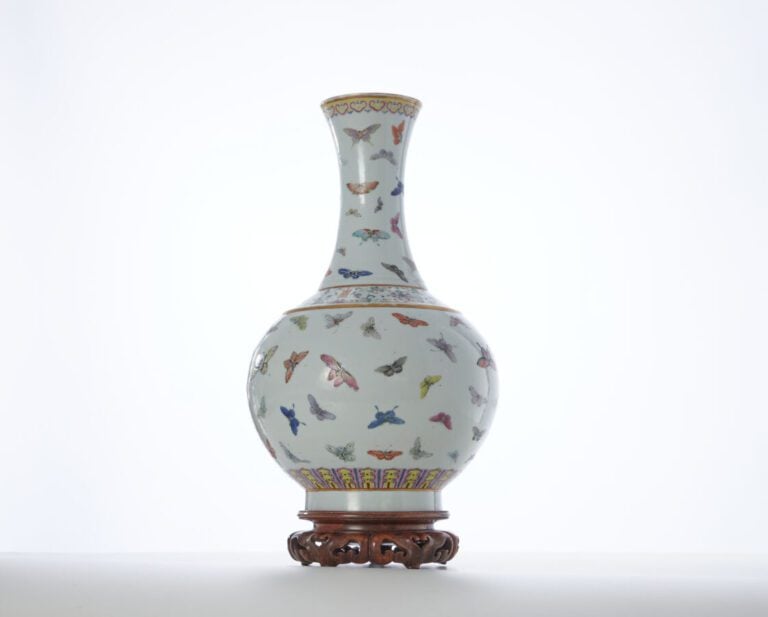 CHINE - ÉPOQUE GUANGXU (1875-1908) - Vase de forme 'shangping' en porcelaine à…