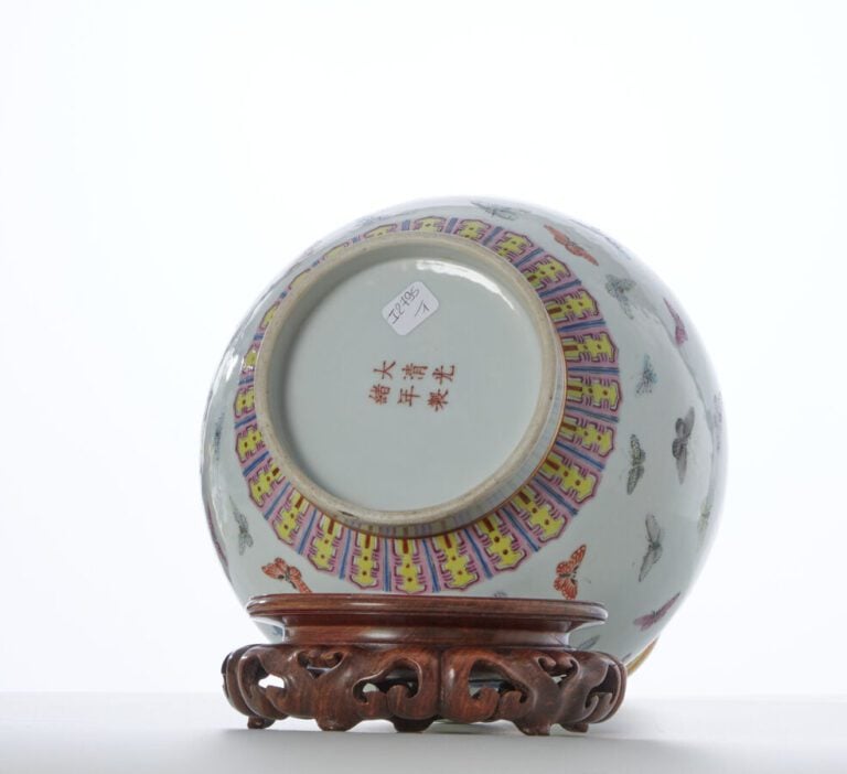 CHINE - ÉPOQUE GUANGXU (1875-1908) - Vase de forme 'shangping' en porcelaine à…