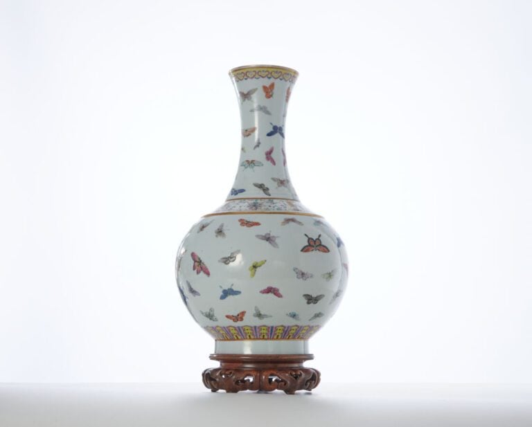 CHINE - ÉPOQUE GUANGXU (1875-1908) - Vase de forme 'shangping' en porcelaine à…
