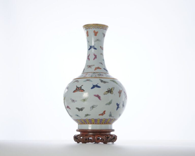 CHINE - ÉPOQUE GUANGXU (1875-1908) - Vase de forme 'shangping' en porcelaine à…