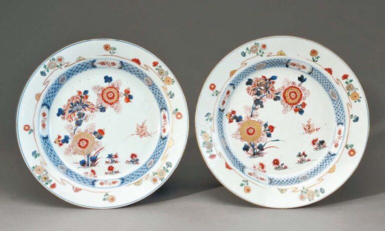 Chine époque Kangxi, XVIIIe siècle Paire de plats ronds en porcelaine blanche décorée en bleu sous couverte, rouge de fer et émail or dit « imari » de chrysanthèmes et feuillag