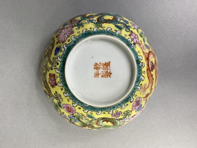 Chine et divers - Ensemble de bibelots asiatiques comprenant : - -un bol polylo…