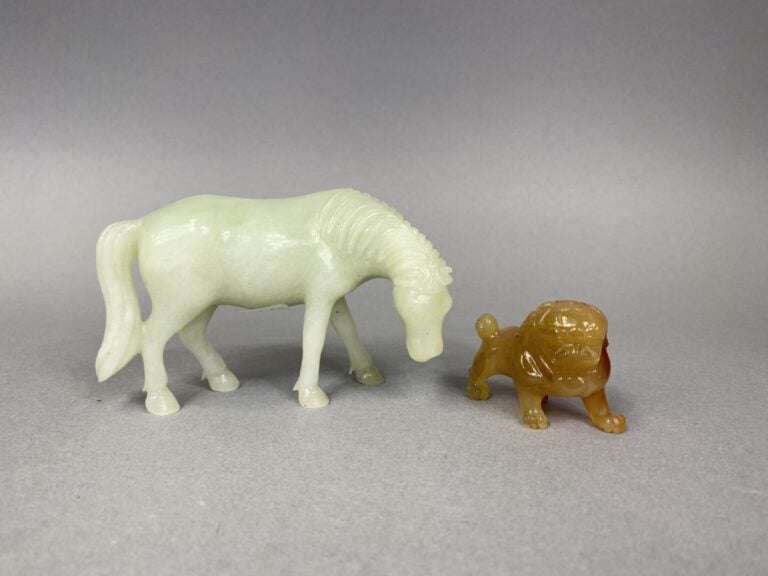 Chine et divers - Ensemble de sujets en pierre dure comprenant un cheval en ser…