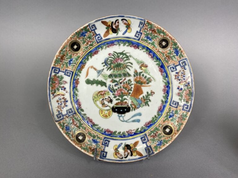 Chine - Paire d'assiettes en porcelaine émaillée dans le goût de Canton à décor…
