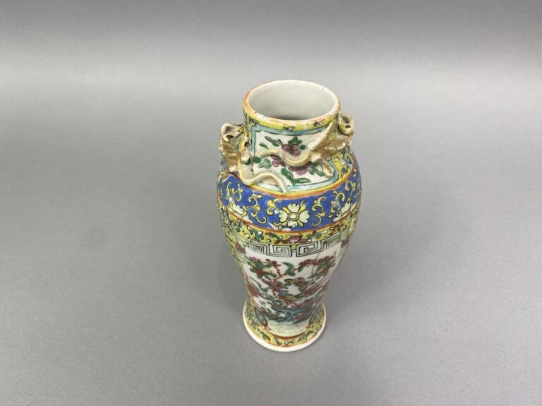 Chine - Petit vase balustre en porcelaine émaillée polychrome à décor d'oiseaux…