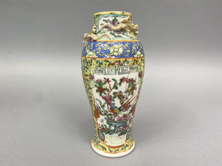 Chine - Petit vase balustre en porcelaine émaillée polychrome à décor d'oiseaux…